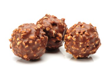 Beyaz arkaplanda çikolata şekeri