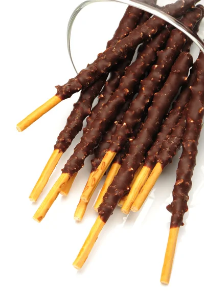 Palo de galletas mixtas de chocolate aislado sobre fondo blanco — Foto de Stock