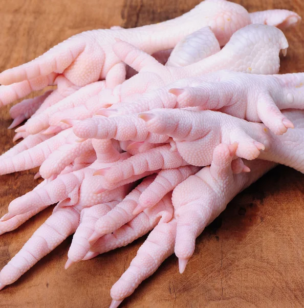 Piedini di pollo su sfondo bianco. — Foto Stock