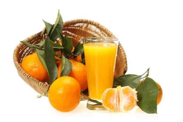 Zumo de naranja en vaso y naranja — Foto de Stock
