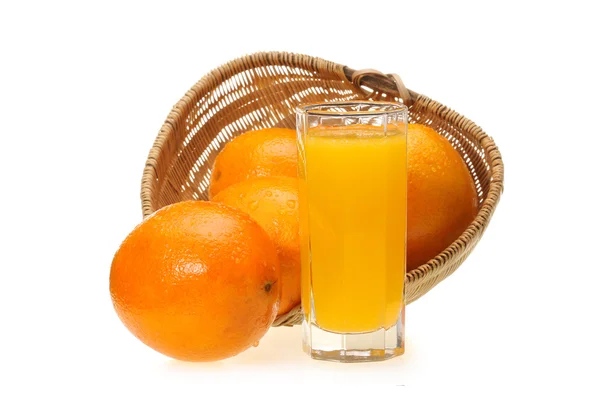 Zumo de naranja en vaso y naranja — Foto de Stock