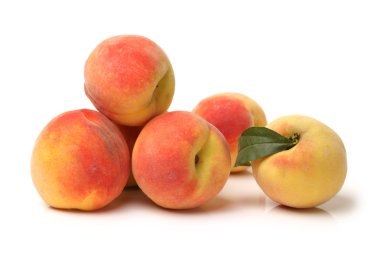 beyaz arkaplanda şeftaliler