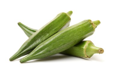 Beyaz bir arka plan üzerinde izole taze bamya