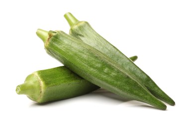 Beyaz bir arka plan üzerinde izole taze bamya