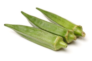 Beyaz bir arka plan üzerinde izole taze bamya