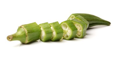 Beyaz bir arka plan üzerinde izole taze bamya