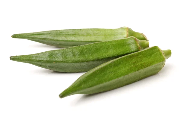 Okra fresca aislada sobre un fondo blanco —  Fotos de Stock