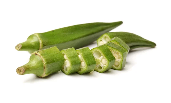 Verse okra geïsoleerd op een witte achtergrond — Stockfoto