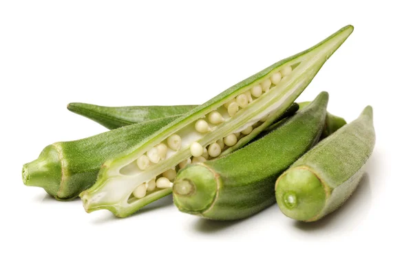 Okra fresca aislada sobre un fondo blanco —  Fotos de Stock