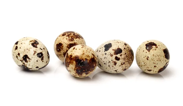 Beyaz arka planda bıldırcın yumurtaları — Stok fotoğraf