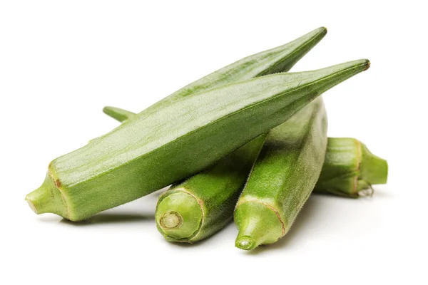 Verse okra geïsoleerd op een witte achtergrond Rechtenvrije Stockfoto's