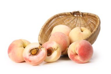 beyaz arkaplanda şeftaliler