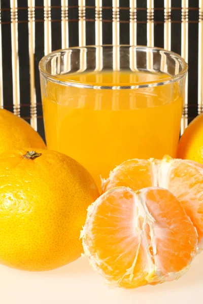 Vaso de jugo de mandarina fresco — Foto de Stock