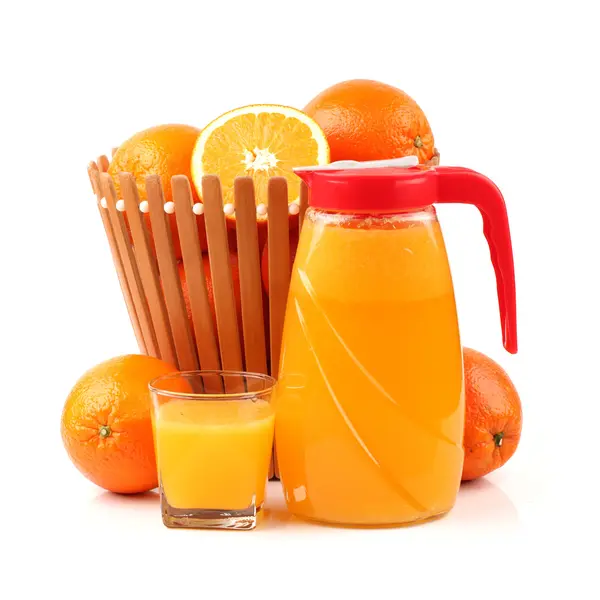 Полный стакан и кувшин апельсинового сока — стоковое фото