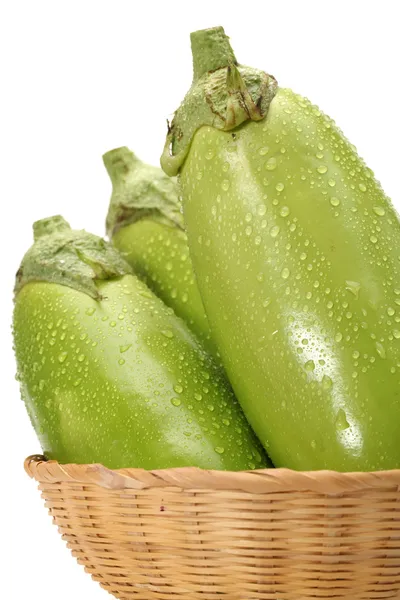 Mogen aubergine isolerad på en vit bakgrund — Stockfoto