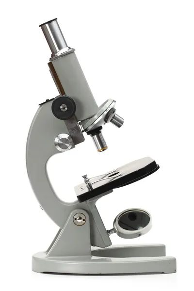 Gamla mikroskopet isolerad på vit bakgrund — Stockfoto