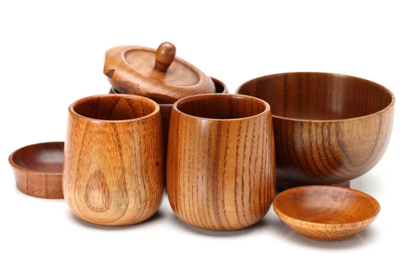 Artesanía de madera (tazas, tazón, cucharas, cucharas) sobre fondo blanco —  Fotos de Stock