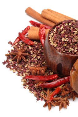 beyaz zemin üzerine kuru baharat