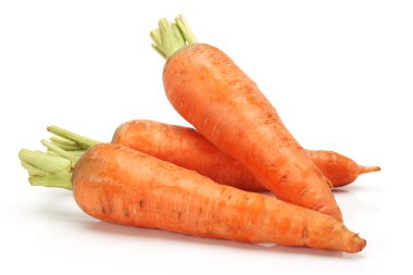 beyaz zemin üzerine taze havuç