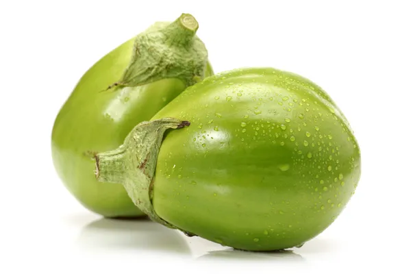 Mogen aubergine isolerad på en vit bakgrund — Stockfoto