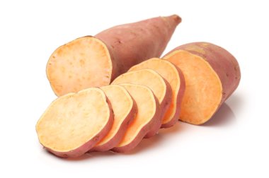 Beyaz arka planda tatlı patates