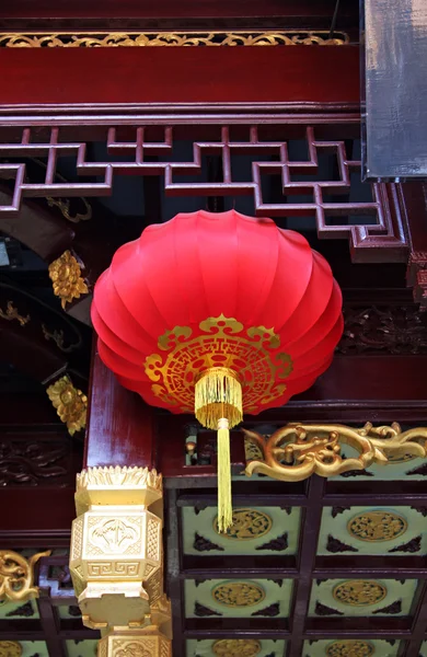 Röda lyktan i orientaliska tempel (isolerad) — Stockfoto