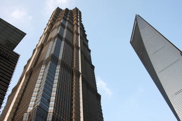 Twee moderne gebouwen in pudong, shanghai, china — Stockfoto