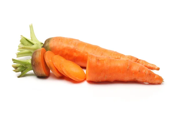 Kawałki świeżej marchewki na białym tle — Zdjęcie stockowe