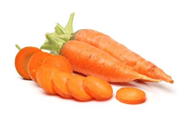 Fette di carota fresca su fondo bianco — Foto Stock