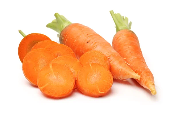 Кусочки свежей моркови на белом фоне — стоковое фото