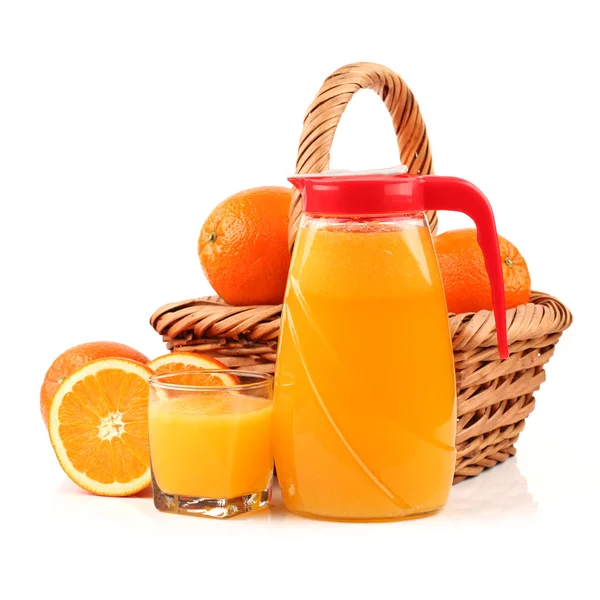 Vol glas en kruik van jus d'orange — Stockfoto