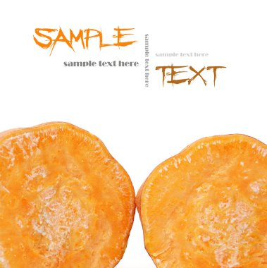 beyaz zemin üzerine dilimlenmiş patates