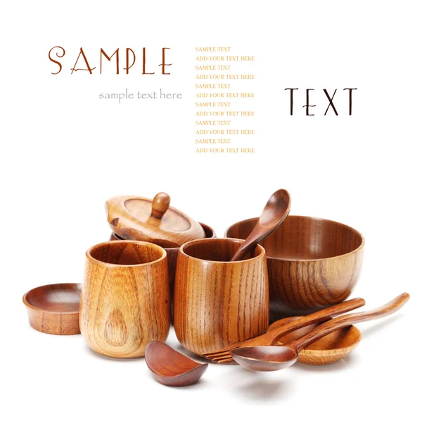 Dřevo řemesla (poháry, mísa, lžíce, naběračky) na bílém pozadí — Stock fotografie
