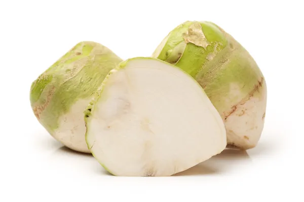 Tagliato Kohlrabi isolato su sfondo bianco — Foto Stock