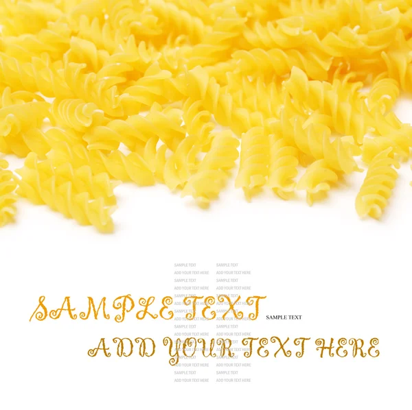 Close-up van berg van pasta. geïsoleerd op witte achtergrond — Stockfoto