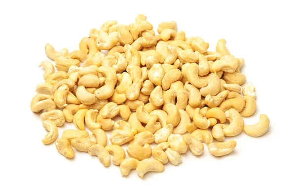 Högen av cashewnötter på vit bakgrund — Stockfoto