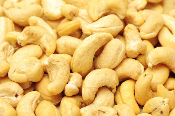 Haufen Cashew auf weißem Hintergrund — Stockfoto