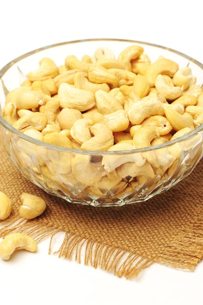 Haufen Cashew auf weißem Hintergrund — Stockfoto