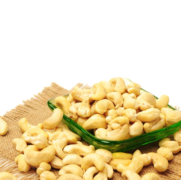 Haufen Cashew auf weißem Hintergrund — Stockfoto