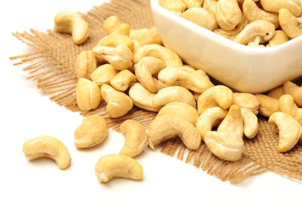 Haufen Cashew auf weißem Hintergrund — Stockfoto