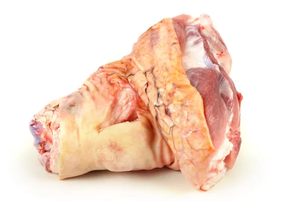 Rohes Rindfleisch im Holzbrett — Stockfoto