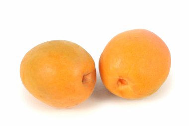 Beyaz arka plan üzerinde izole organik kayısı