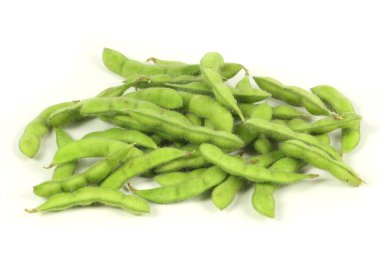 Taze hasat soya (edamame) izole üzerinde beyaz arka plan bitki