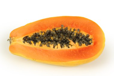 Papaya meyve yarısı beyaz bir arka plan üzerinde izole üzerine dilimlenmiş.
