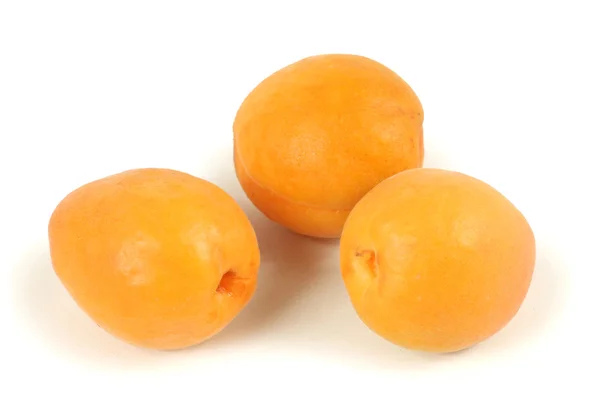 Organische abrikozen geïsoleerd op witte achtergrond — Stockfoto
