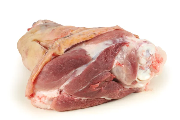 Syrové hovězí maso v dřevěném prkénku — Stock fotografie
