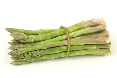 beyaz zemin üzerine yeşil taze kuşkonmaz