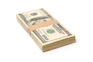 100 dolar faturaları beyaz zemin üzerine yığını
