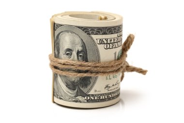 Beyaz arka plan üzerinde 100 dolarlık banknot twisted
