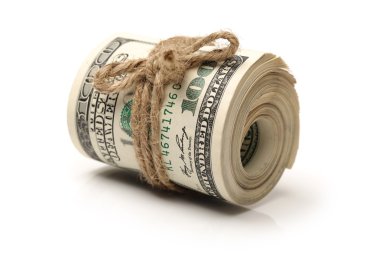 Beyaz arka plan üzerinde 100 dolarlık banknot twisted